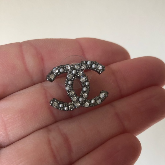 ❌SOLD❌ CHANEL 20B Ruthenium Crystal & Pearl Studs - Picture 5 of 11